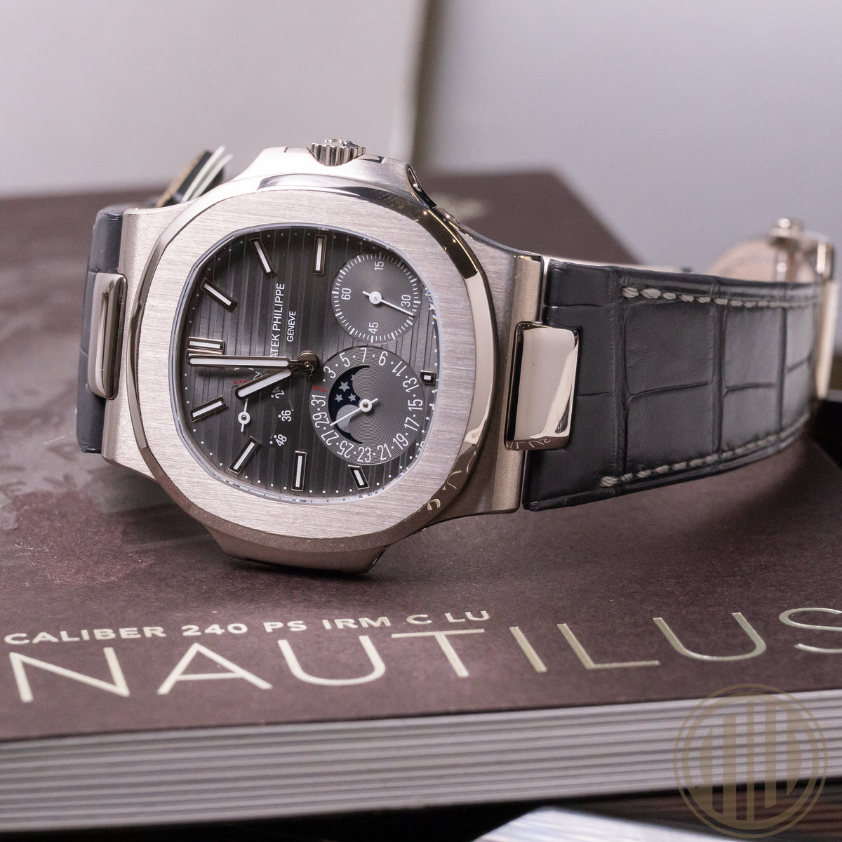Patek Philippe Nautilus 18kt Whitegold | Moonphase | German Watch | Box and Papers