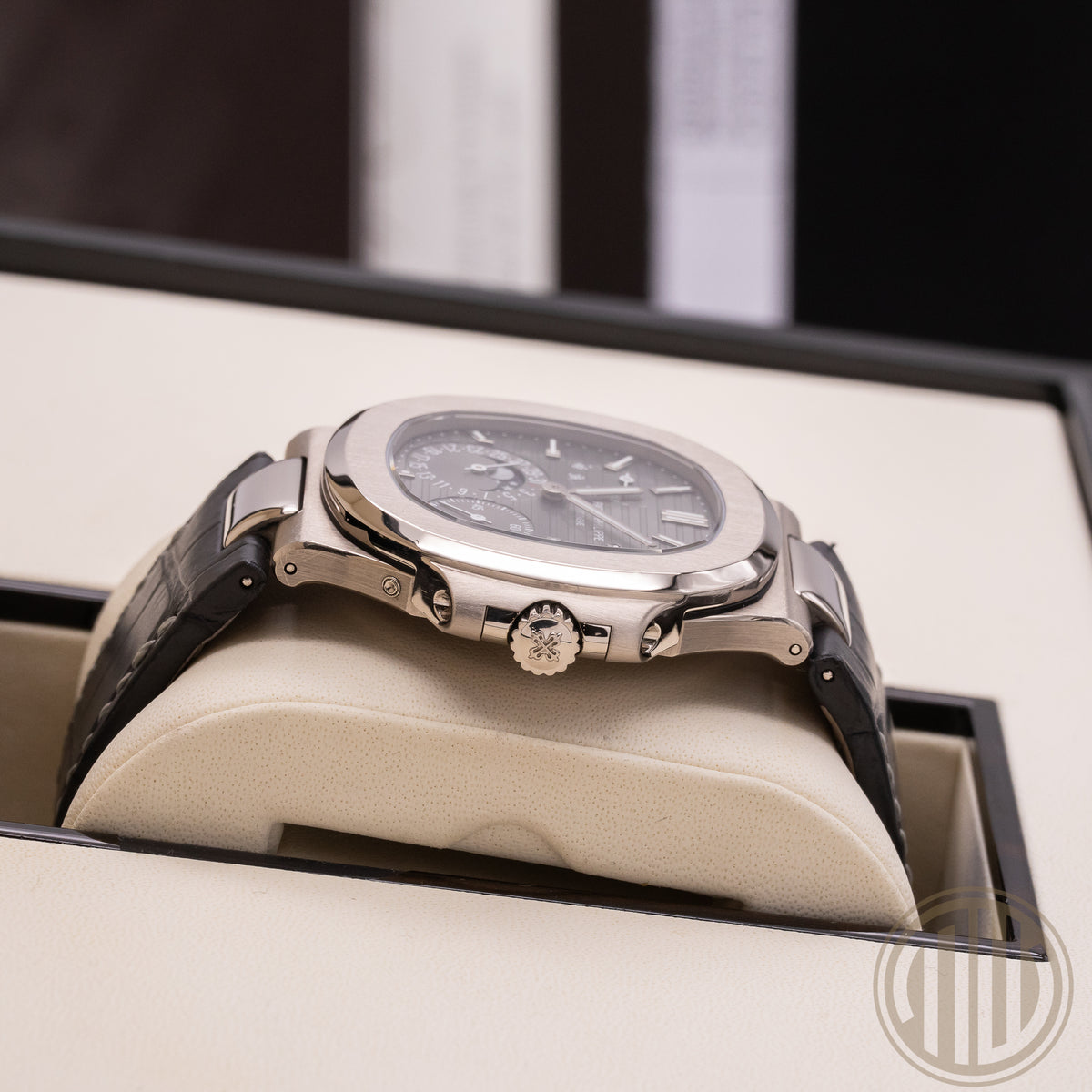 Patek Philippe Nautilus 18kt Whitegold | Moonphase | German Watch | Box and Papers
