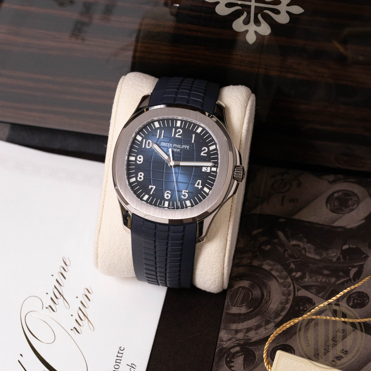 Patek Philippe Aquanaut Blue Dial | 18kt Whitegold | German Watch | Box and Papers