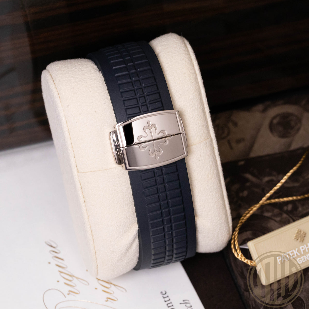 Patek Philippe Aquanaut Blue Dial | 18kt Whitegold | German Watch | Box and Papers