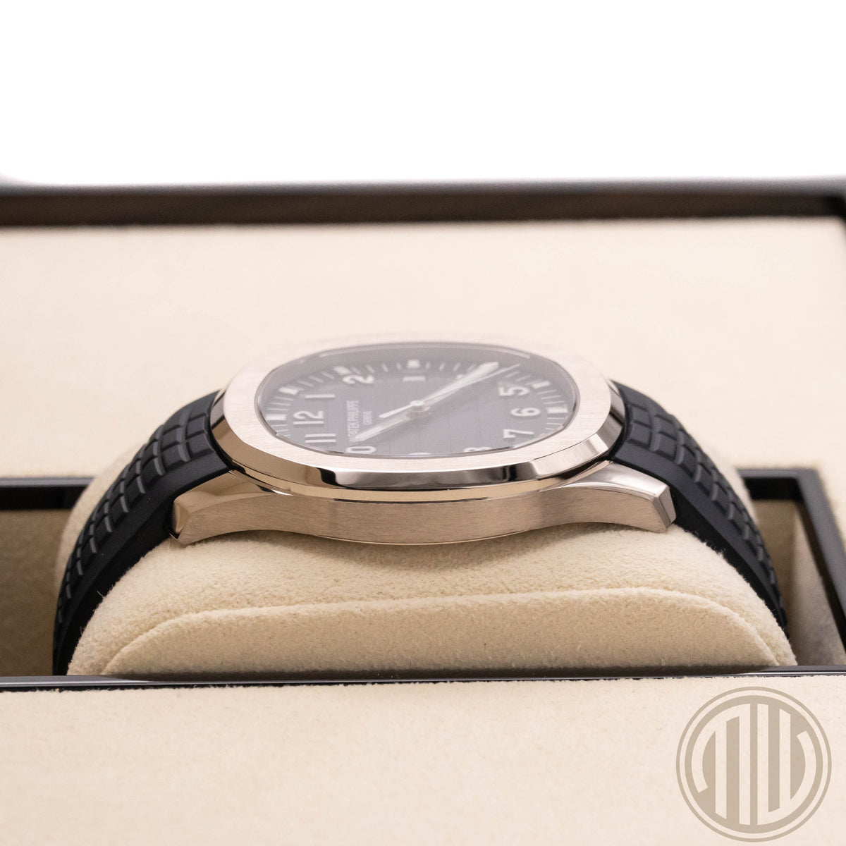 Patek Philippe Aquanaut Blue Dial | 18kt Whitegold | German Watch | Box and Papers