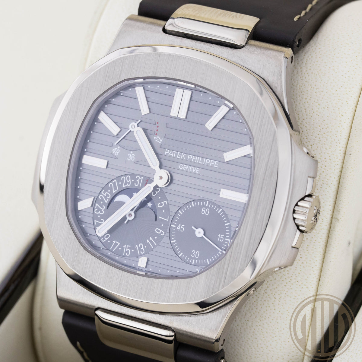 Patek Philippe Nautilus 18kt Whitegold | Grey Dial | Box and Papers | 2015 | 5712G