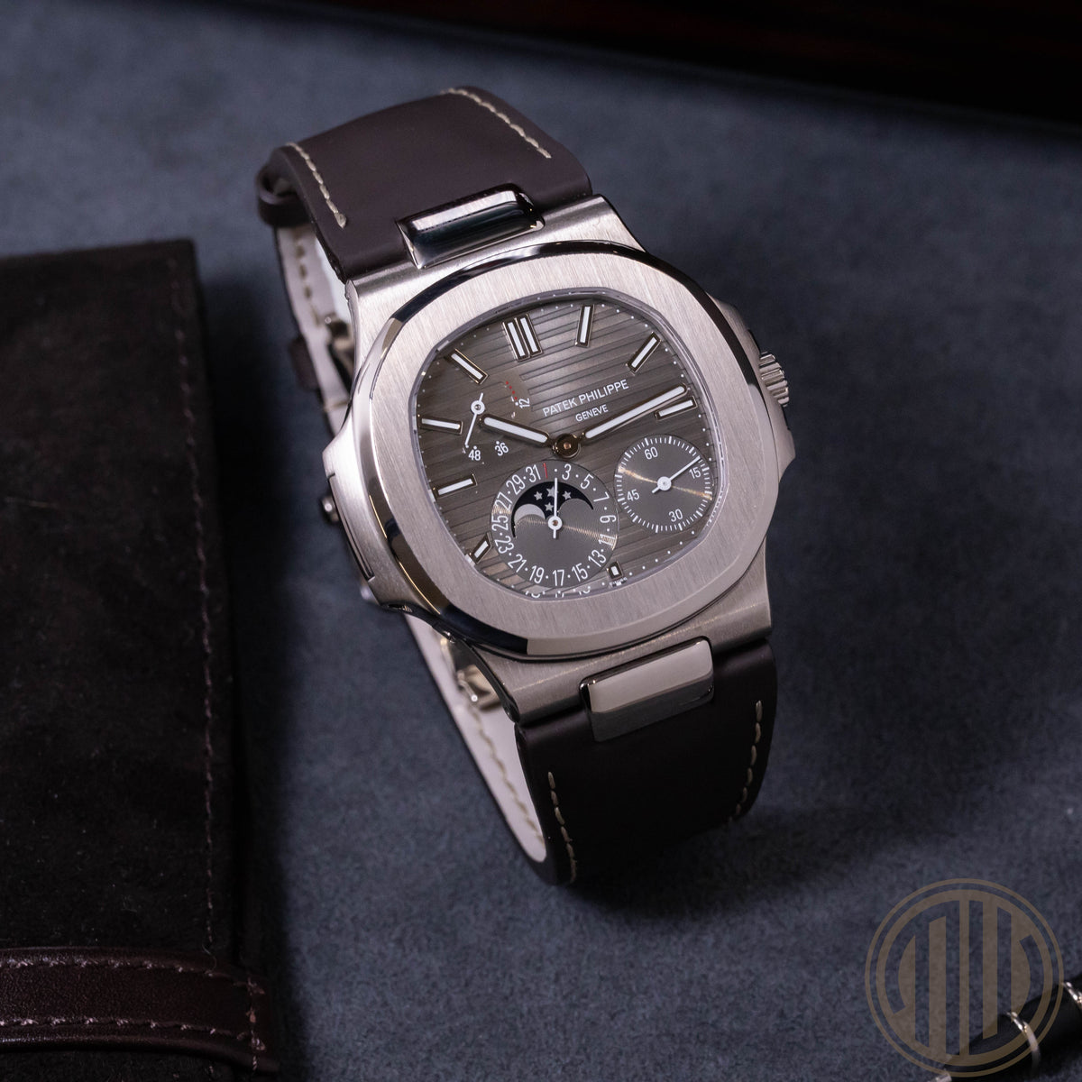 Patek Philippe Nautilus 18kt Whitegold | Grey Dial | Box and Papers | 2015 | 5712G