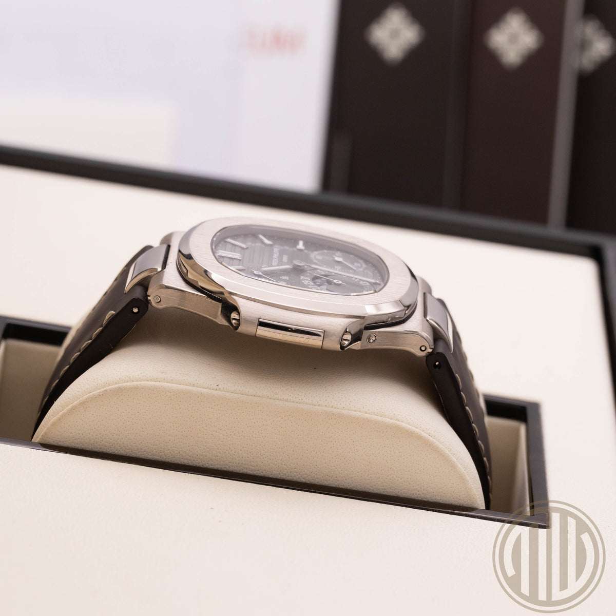 Patek Philippe Nautilus 18kt Whitegold | Grey Dial | Box and Papers | 2015 | 5712G