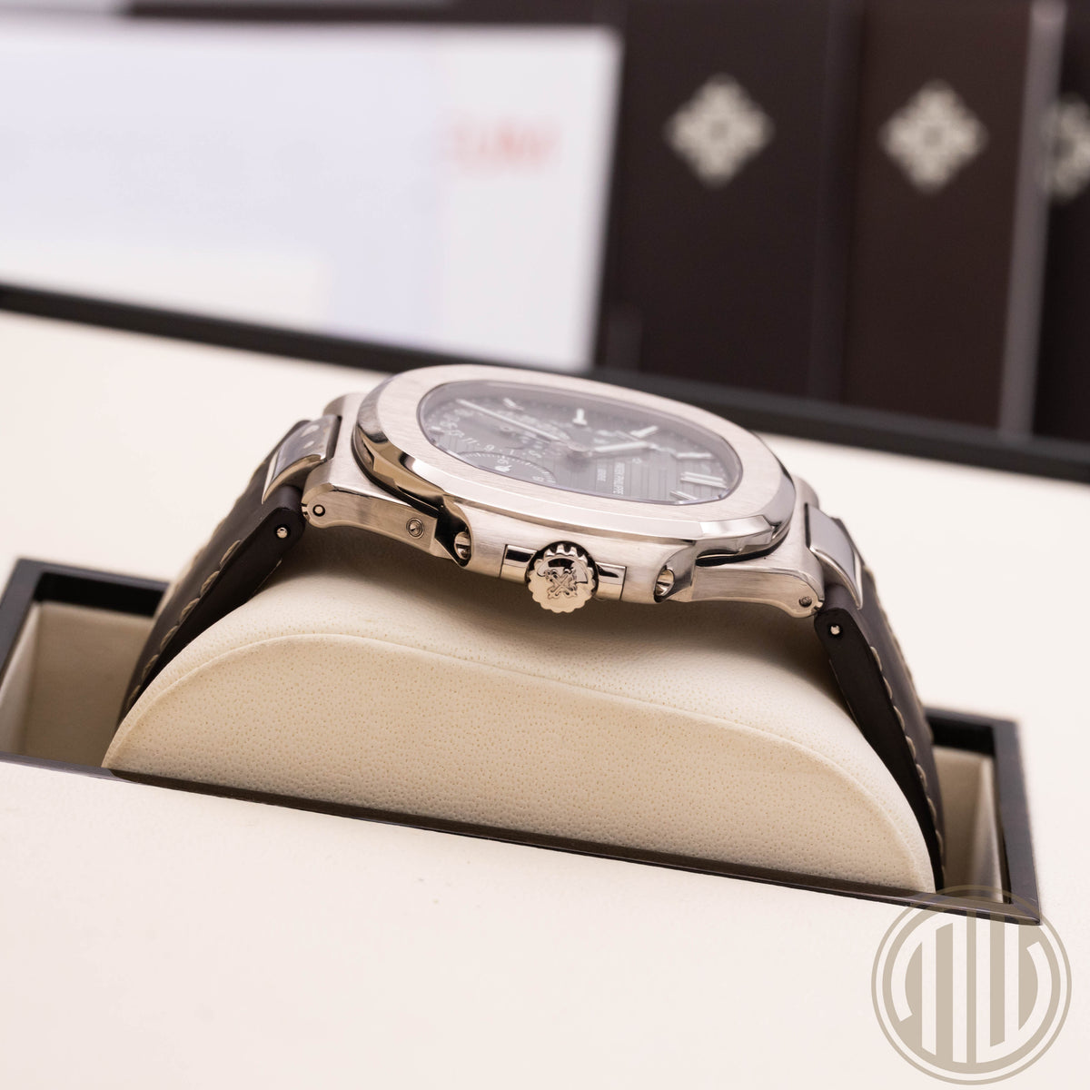 Patek Philippe Nautilus 18kt Whitegold | Grey Dial | Box and Papers | 2015 | 5712G
