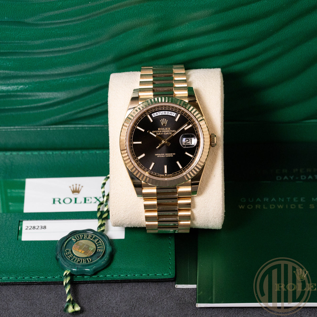 Rolex Day-Date Black Dial | 18kt Yellowgold | Orig.Invoice | Box and Papers