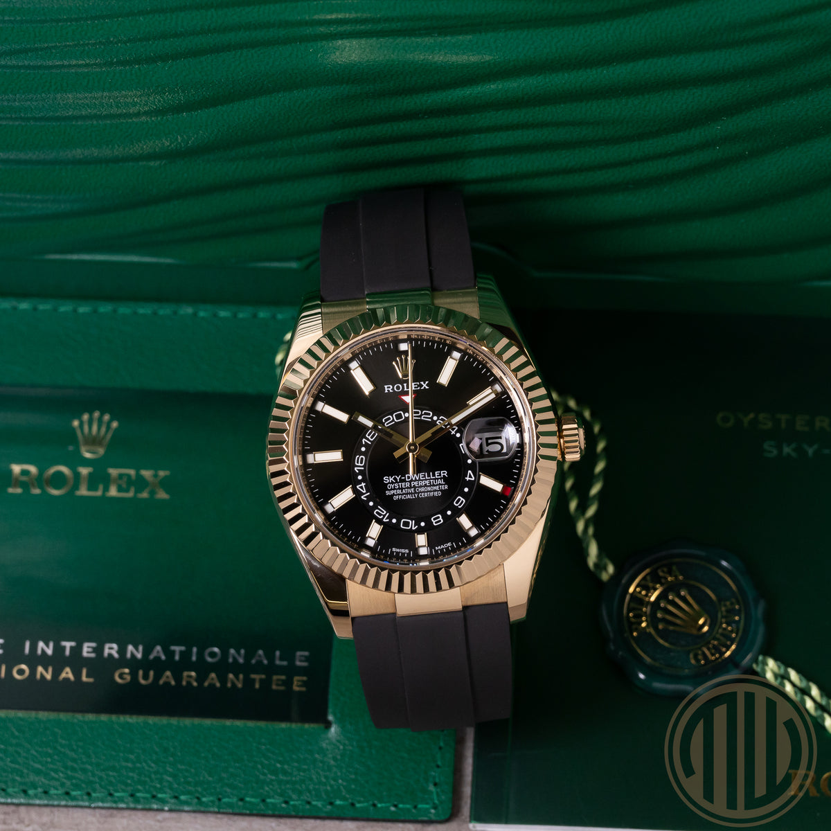 Rolex Sky-Dweller Black Dial | Oysterflex | 18kt Yellowgold | Box and Papers