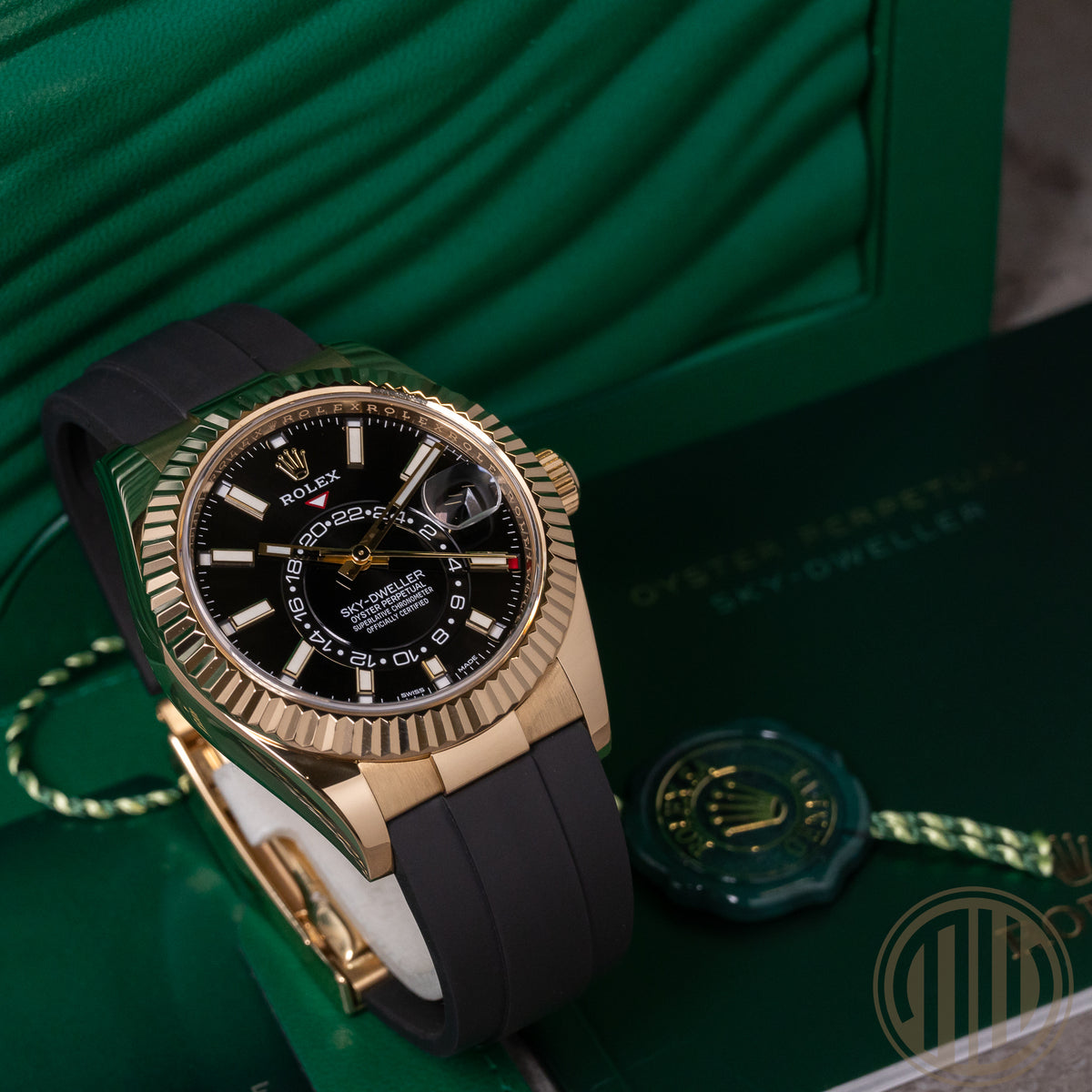 Rolex Sky-Dweller Black Dial | Oysterflex | 18kt Yellowgold | Box and Papers