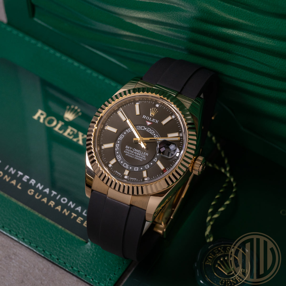 Rolex Sky-Dweller Black Dial | Oysterflex | 18kt Yellowgold | Box and Papers