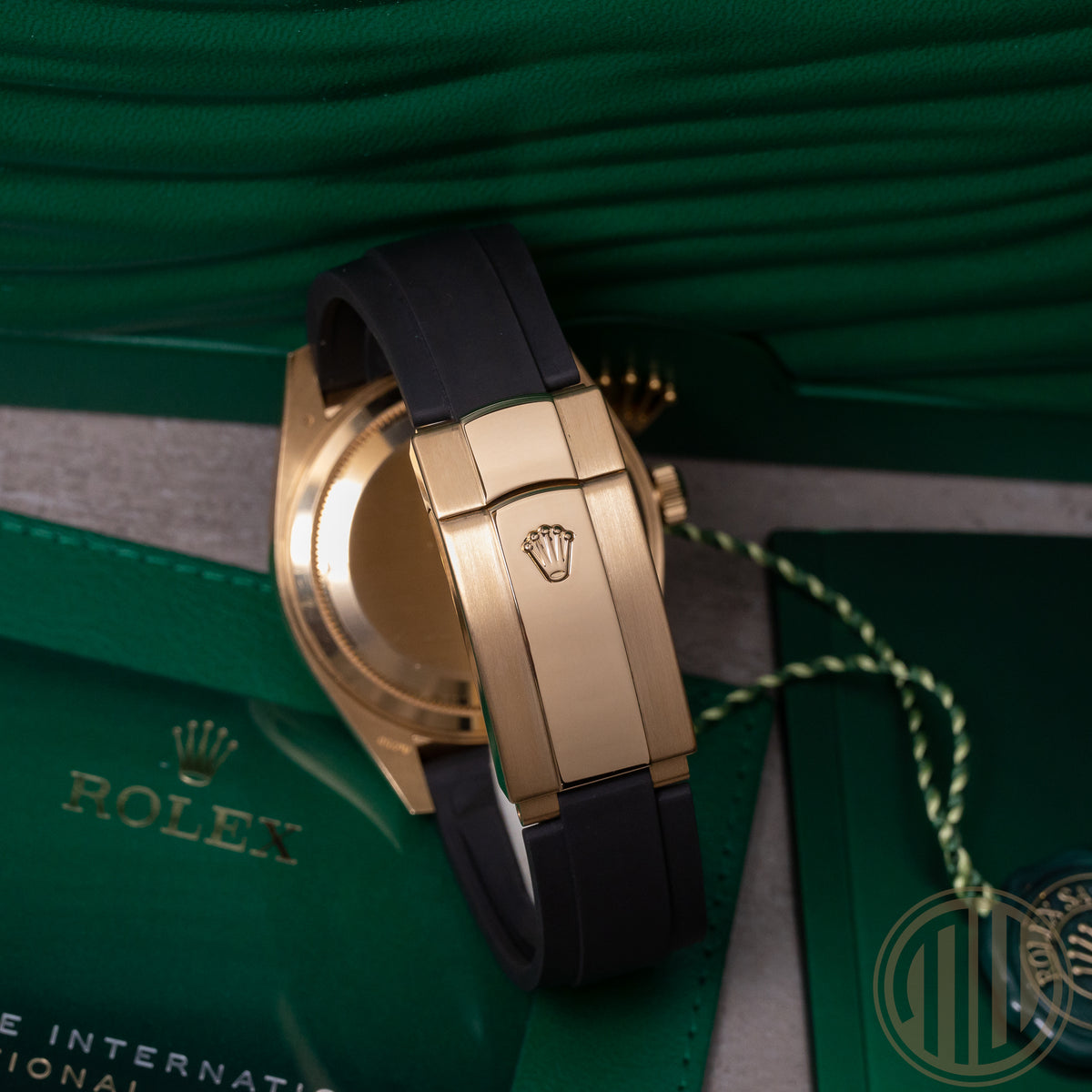Rolex Sky-Dweller Black Dial | Oysterflex | 18kt Yellowgold | Box and Papers