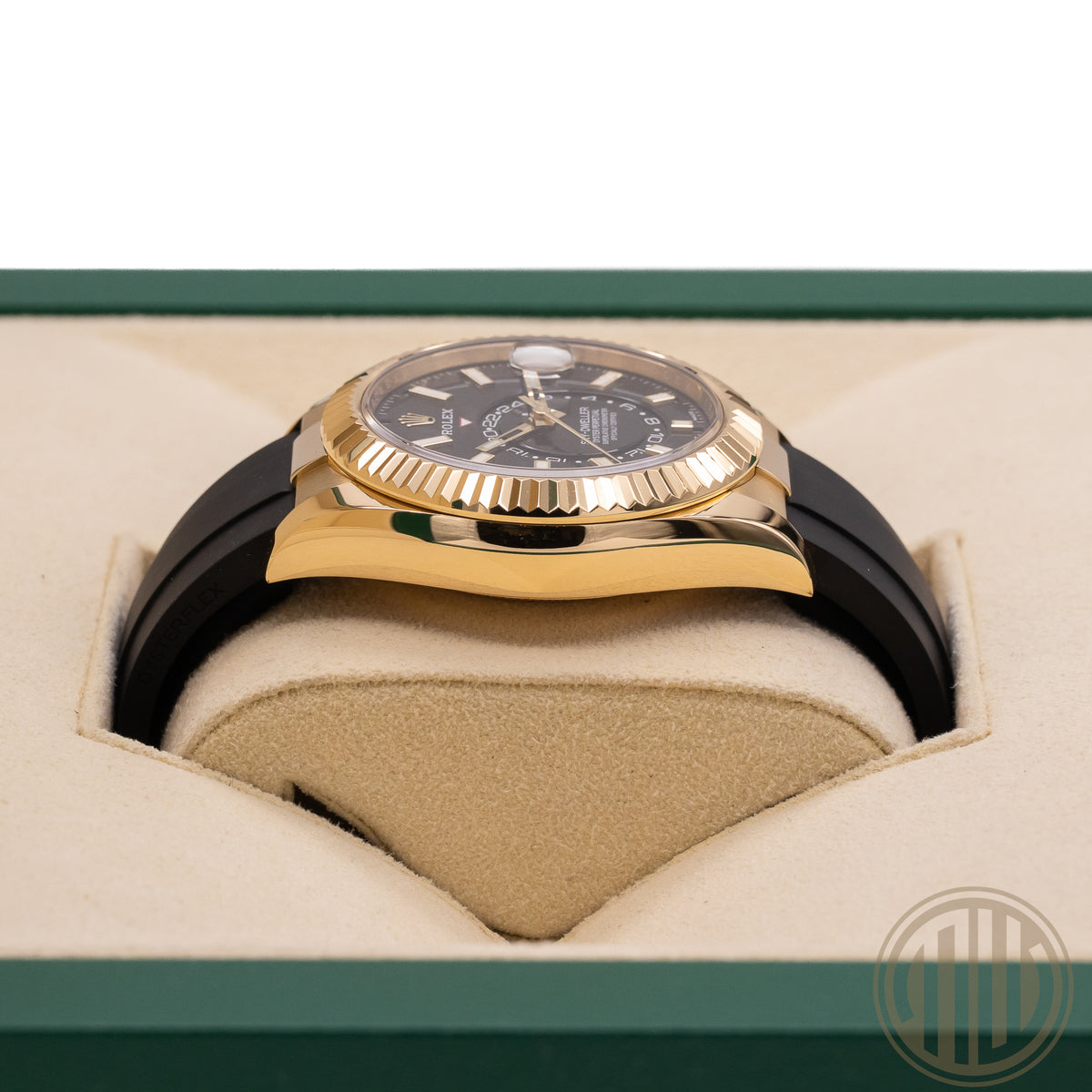 Rolex Sky-Dweller Black Dial | Oysterflex | 18kt Yellowgold | Box and Papers