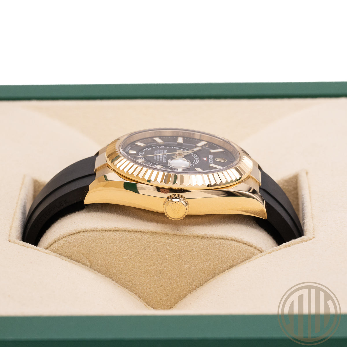 Rolex Sky-Dweller Black Dial | Oysterflex | 18kt Yellowgold | Box and Papers