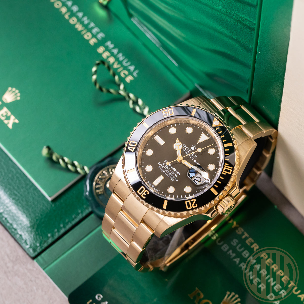 Rolex Submariner Date Black Dial | 18kt Yellowgold | Box and Papers | 2021 |