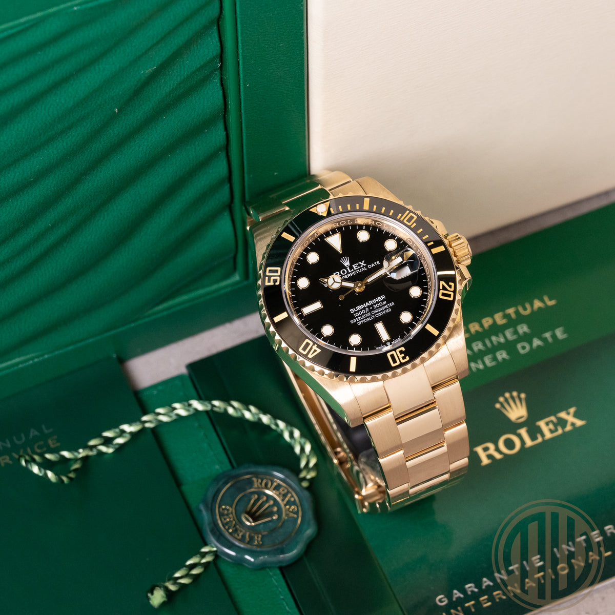 Rolex Submariner Date Black Dial | 18kt Yellowgold | Box and Papers | 2021 |