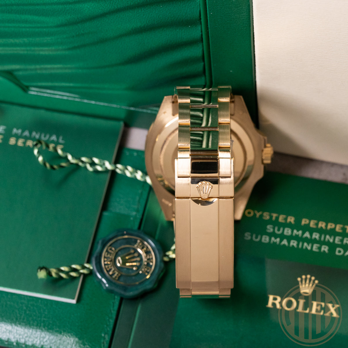 Rolex Submariner Date Black Dial | 18kt Yellowgold | Box and Papers | 2021 |