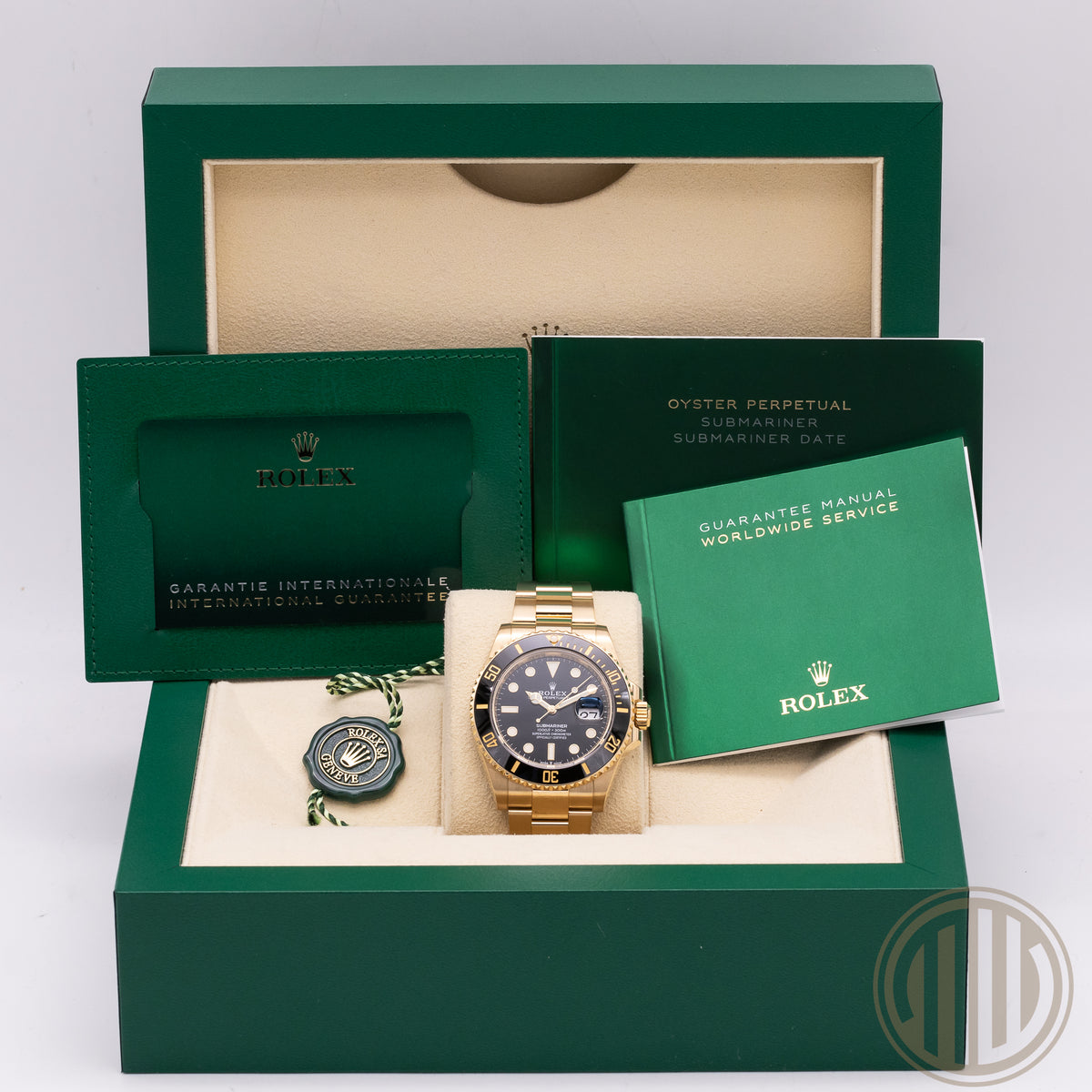 Rolex Submariner Date Black Dial | 18kt Yellowgold | Box and Papers | 2021 |