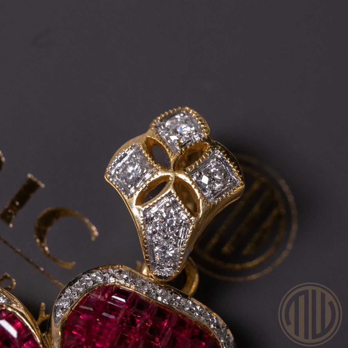 Exceptional Ruby & Diamond Brooch | 18kt Yellowgold | DeGEB Certified